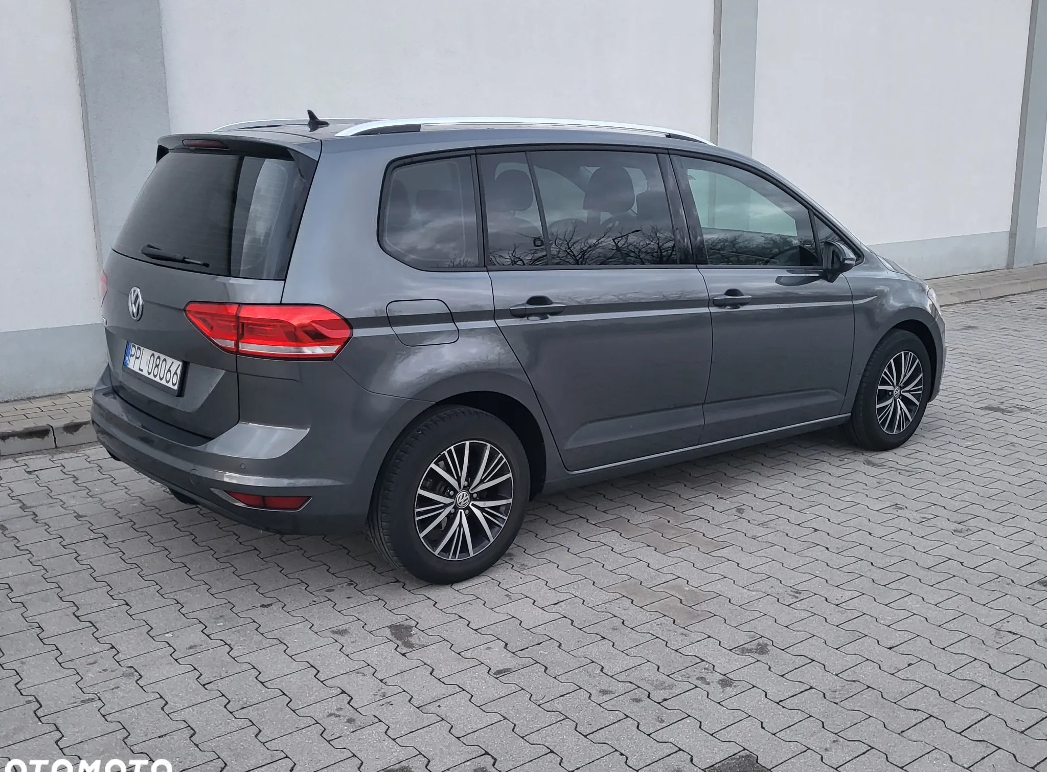 Volkswagen Touran cena 59000 przebieg: 82752, rok produkcji 2018 z Pleszew małe 92